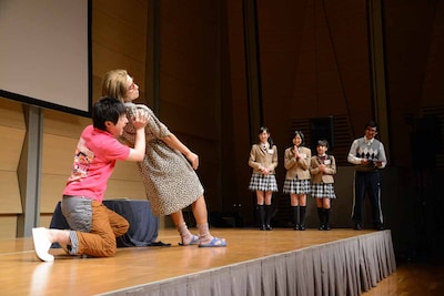 かもめんたるのコントを観る野津友那乃、白井沙樹、山出愛子、森ハヤシ先生。