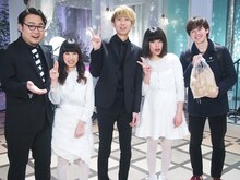 「僕らの音楽」スタジオライブ収録時のゲスの極み乙女。と、差し入れを持って現場にやって来たウエンツ瑛士。