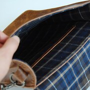 「私立手越女子高等学校 公式 鞄職人仕立ての本革学生鞄（ブラウン）」見本