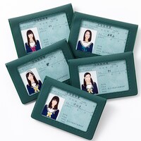 モスグリーンのカバーにゴールドの箔押し校章がプリントされた「私立手越女子高等学校 公式生徒手帳」。