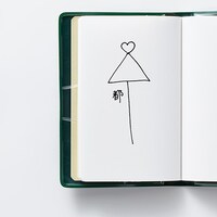 「私立手越女子高等学校 公式生徒手帳」見本。小西彩乃が演じる都の手書きメモ。