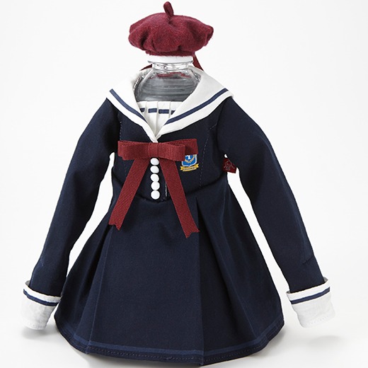 ベレー帽やスカートの下のパニエなど細部にまでこだわった「私立手越女子高等学校 公式 ミュニデ(R)着せ替えペットボトルホルダー（セーラー服バージョン）」。