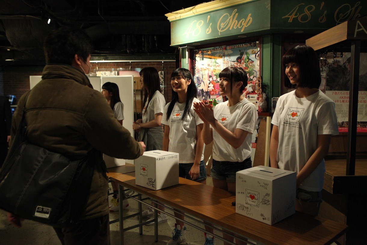 3月11日にAKB48劇場で行われた「東日本大震災復興支援特別公演～誰かのためにプロジェクト2014～」の様子。(c)AKS