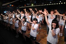 3月11日にAKB48劇場で行われた「東日本大震災復興支援特別公演～誰かのためにプロジェクト2014～」の様子。(c)AKS