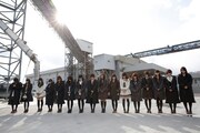 岩手県宮古市で黙祷をするAKB48グループのメンバー。(c)AKS