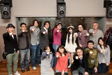 ポーズを決める佐々木彩夏と制作スタッフ。