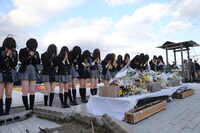 献花をするAKB48グループメンバー。(c)AKS