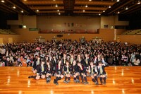 3月11日に宮城県石巻市で行われたAKB48グループのライブの様子。(c)AKS
