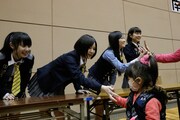 被災者と触れ合うAKB48グループのメンバーたち。(c)AKS