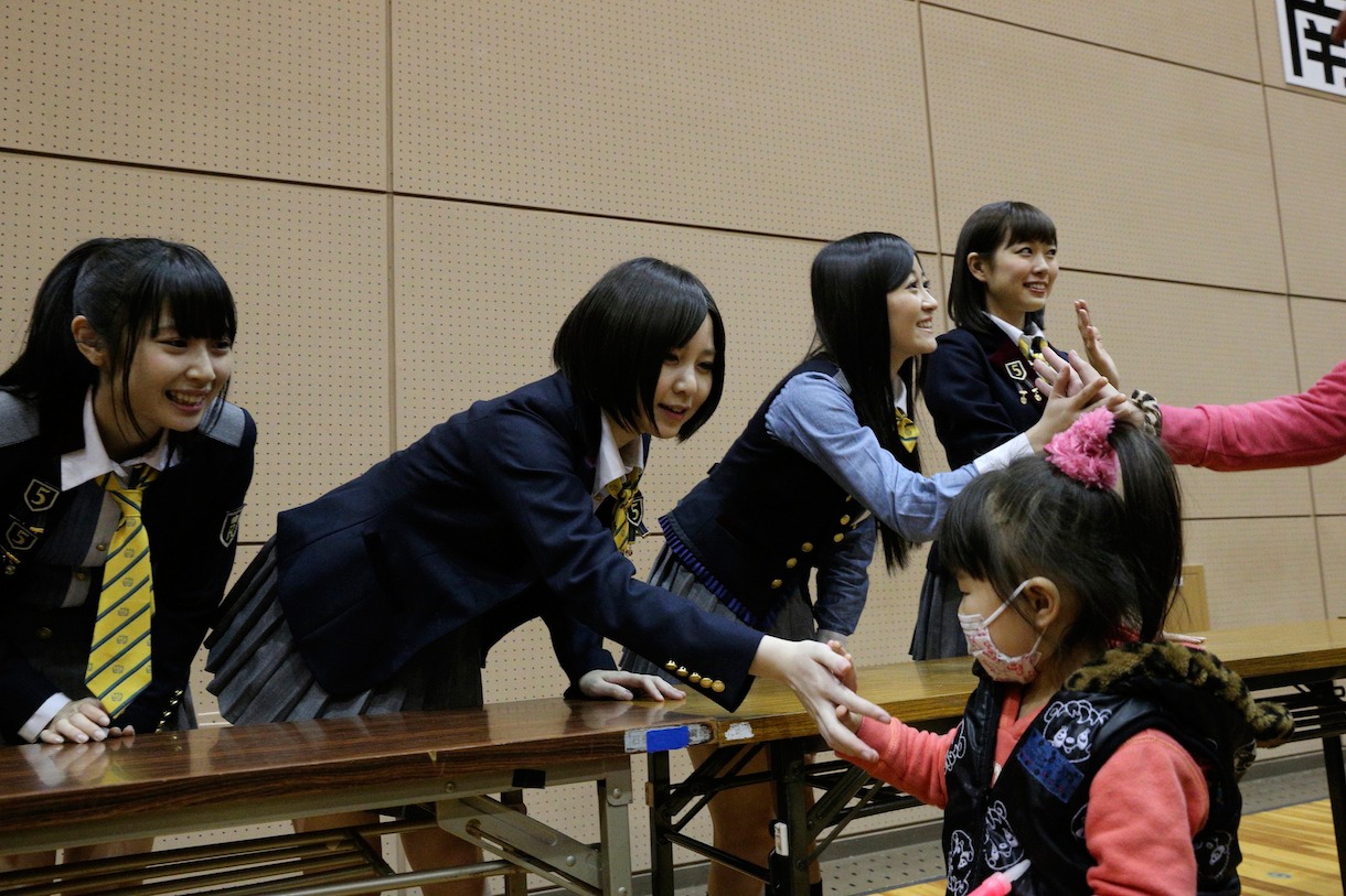 被災者と触れ合うAKB48グループのメンバーたち。(c)AKS