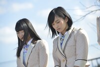 黙祷するAKB48グループメンバー。(c)AKS