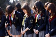 黙祷するAKB48グループメンバー。(c)AKS