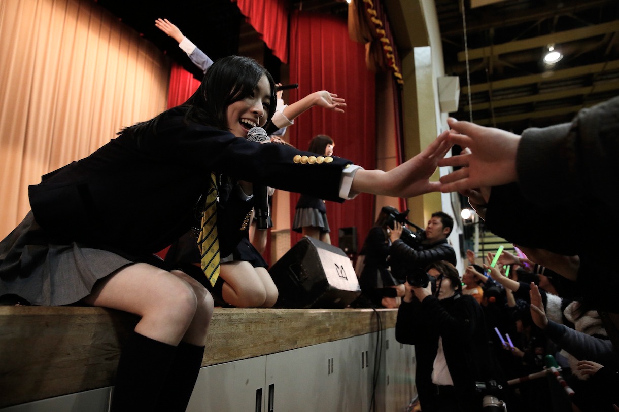 3月11日に宮城県石巻市で行われたAKB48グループのライブの様子。(c)AKS