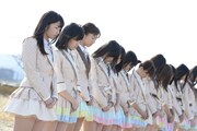 黙祷するAKB48グループメンバー。(c)AKS