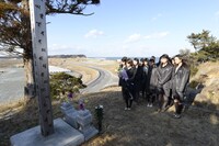 献花をするAKB48グループメンバー。(c)AKS