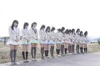 黙祷するAKB48グループメンバー。(c)AKS
