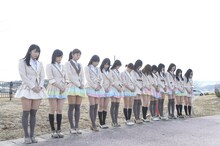 黙祷するAKB48グループメンバー。(c)AKS
