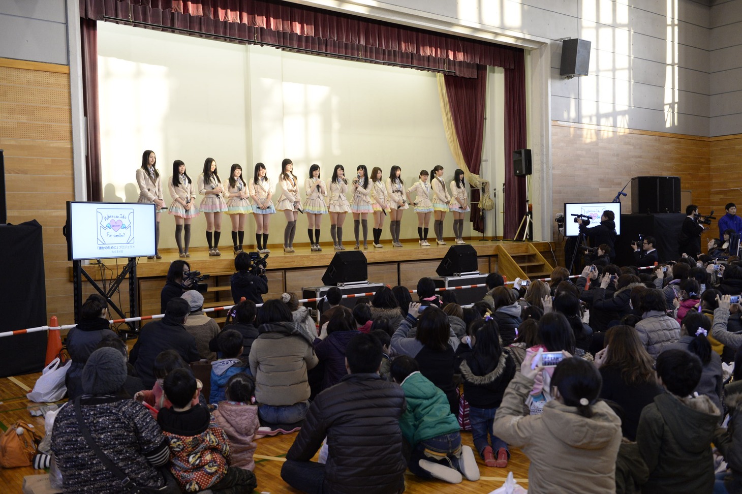 3月11日に福島県南相馬市で行われたAKB48グループのライブの様子。(c)AKS