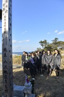 献花をするAKB48グループメンバー。(c)AKS