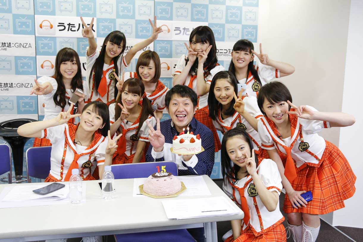 小田さくらとアメリカザリガニ平井善之の誕生日を祝うモーニング娘。'14。