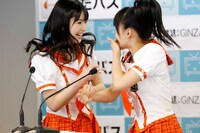 左から道重さゆみ、鞘師里保。