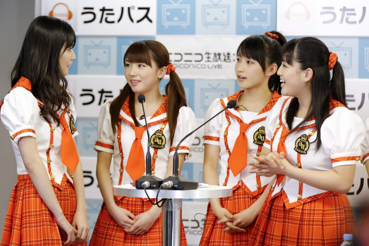 左から道重さゆみ、石田亜佑美、鞘師里保、鈴木香音。