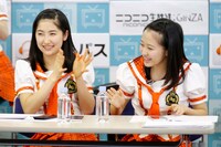 左から佐藤優樹、小田さくら。