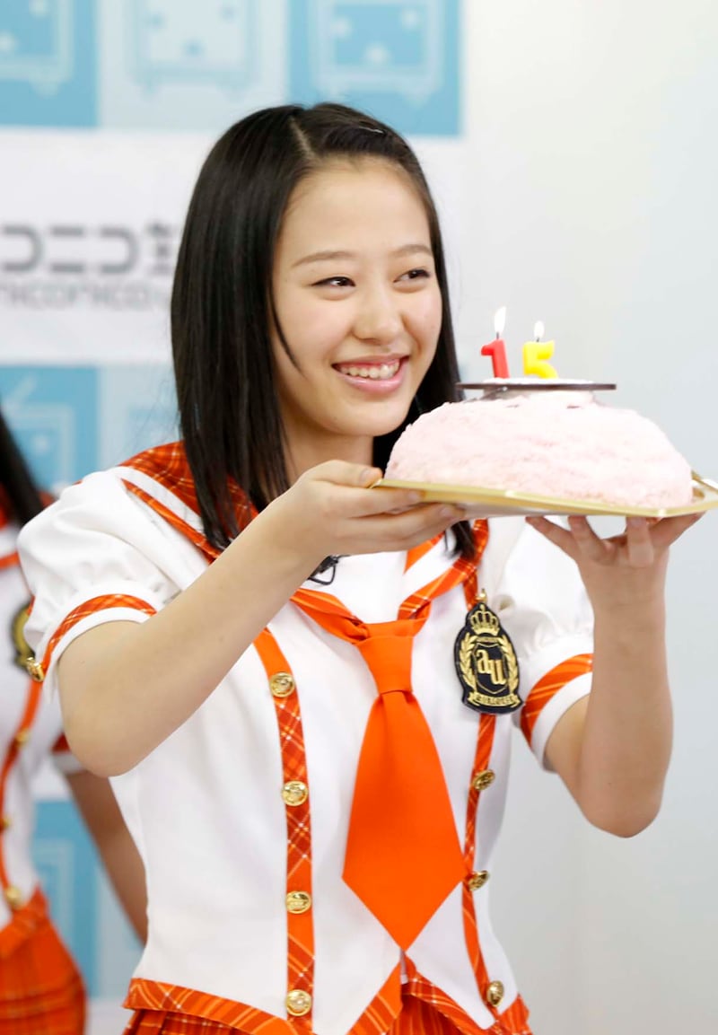 バースデーケーキを手にする小田さくら。