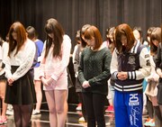 黙祷するNMB48。(c)AKS