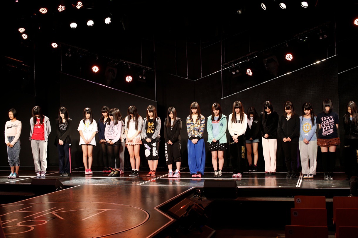 黙祷するHKT48。(c)AKS