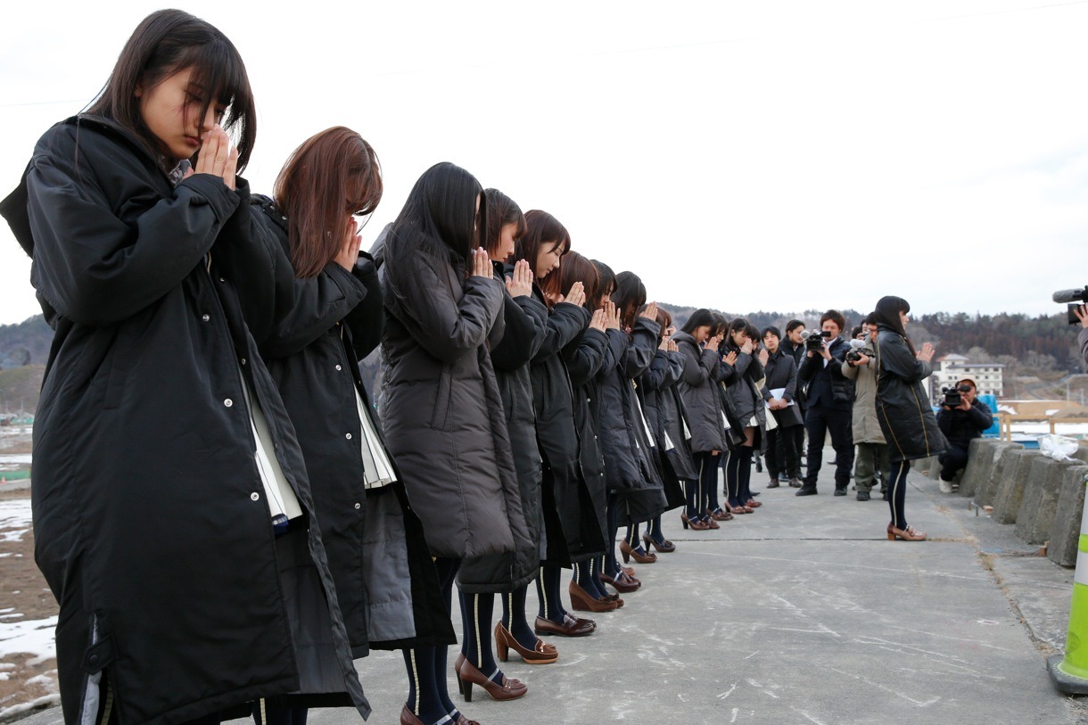 岩手県宮古市で黙祷をするAKB48グループのメンバー。(c)AKS