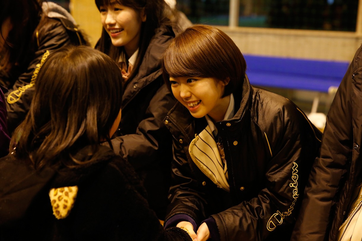 被災者と交流するAKB48グループのメンバー。(c)AKS