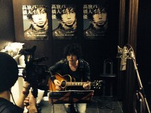 トイレでパフォーマンスする高橋優。