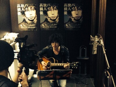 トイレでパフォーマンスする高橋優。