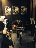 「高橋優シングルリリース記念! ニコ生初!?都内某トイレからトーク＆パフォーマンス!?生中継」の様子。