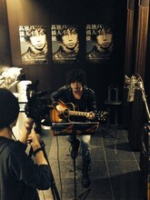 「高橋優シングルリリース記念! ニコ生初!?都内某トイレからトーク＆パフォーマンス!?生中継」の様子。