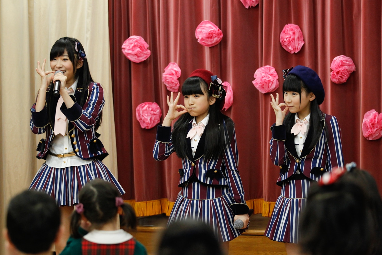 「桜、みんなで食べた」を披露するメンバーたち。(c)AKS