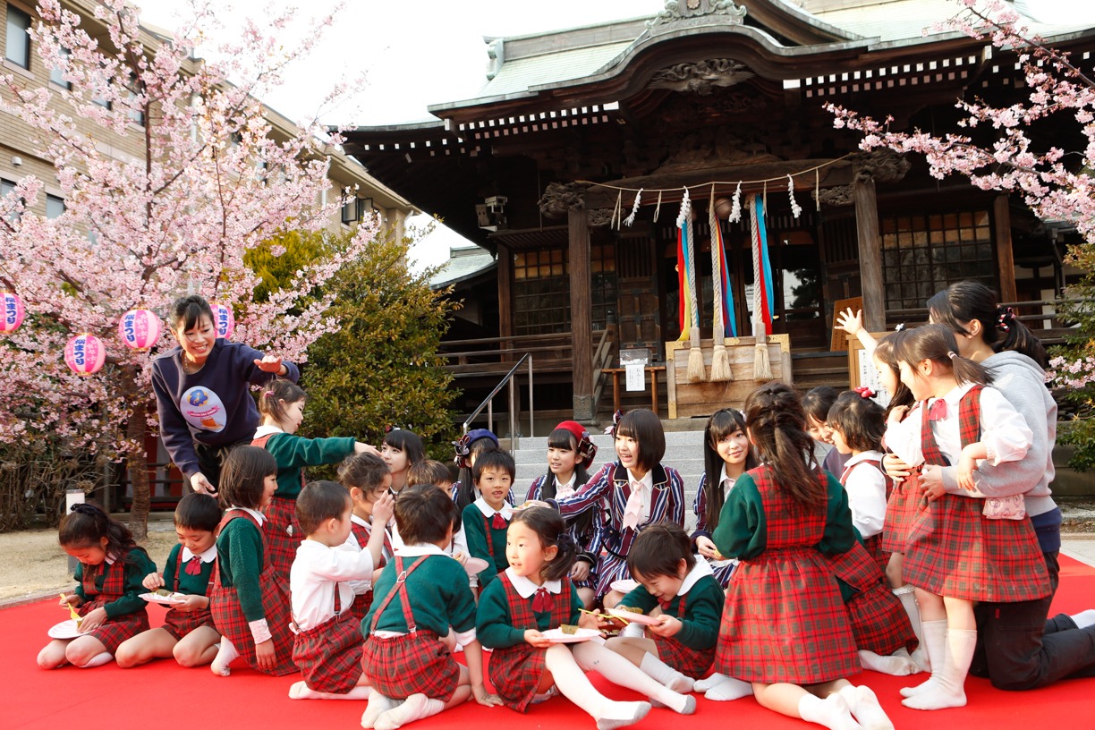 東京・さくら幼稚園でのHKT48「『桜、みんなで食べた』リリース記念イベント」の様子。(c)AKS