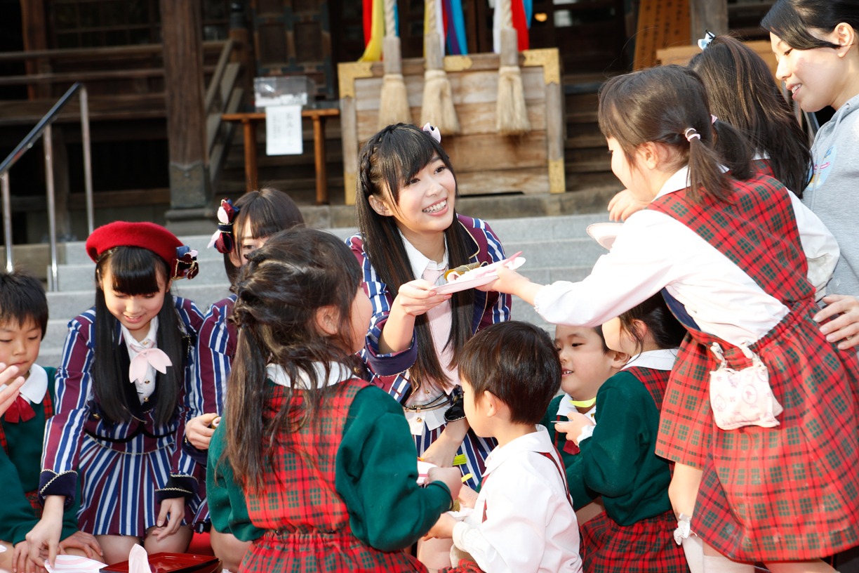 持参した桜餅を園児に取り分ける指原莉乃。(c)AKS