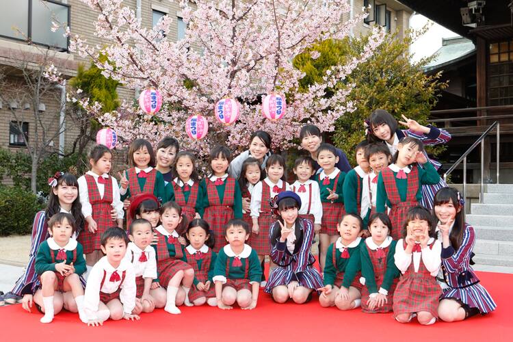 Hkt48指原ら 花見中の園児らと 桜 みんなで食べた 音楽ナタリー
