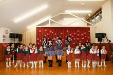 東京・さくら幼稚園でのHKT48「『桜、みんなで食べた』リリース記念イベント」の様子。(c)AKS