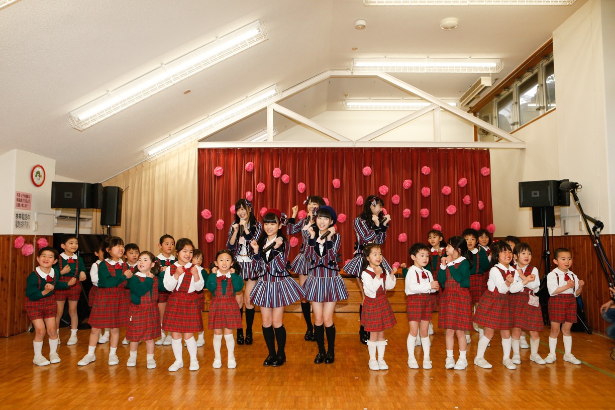 東京・さくら幼稚園でのHKT48「『桜、みんなで食べた』リリース記念イベント」の様子。(c)AKS