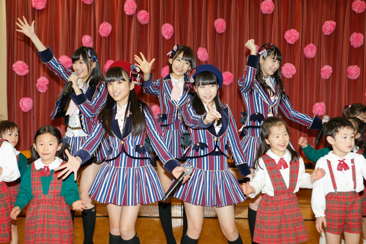 「桜、みんなで食べた」を園児らと踊るメンバー。(c)AKS