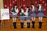 東京・さくら幼稚園でのHKT48「『桜、みんなで食べた』リリース記念イベント」の様子。(c)AKS