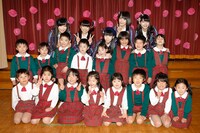 東京・さくら幼稚園でのHKT48「『桜、みんなで食べた』リリース記念イベント」の様子。(c)AKS