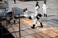 スタッフによる壁の設営の様子。