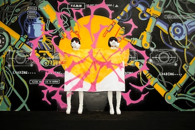 FEMM自身と壁をキャンパスにし、完成したコラボレーションアート。