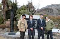 女川高校記念碑の前に立つハジ→、女川高校卒業生、宮城大樹。