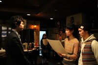 ハジ→と宮城大樹が石巻市内のカフェにて行った女川高校卒業生へのオリジナル卒業証書授与の様子。