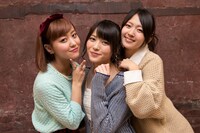 ℃-uteの（左から）萩原舞、矢島舞美、鈴木愛理。